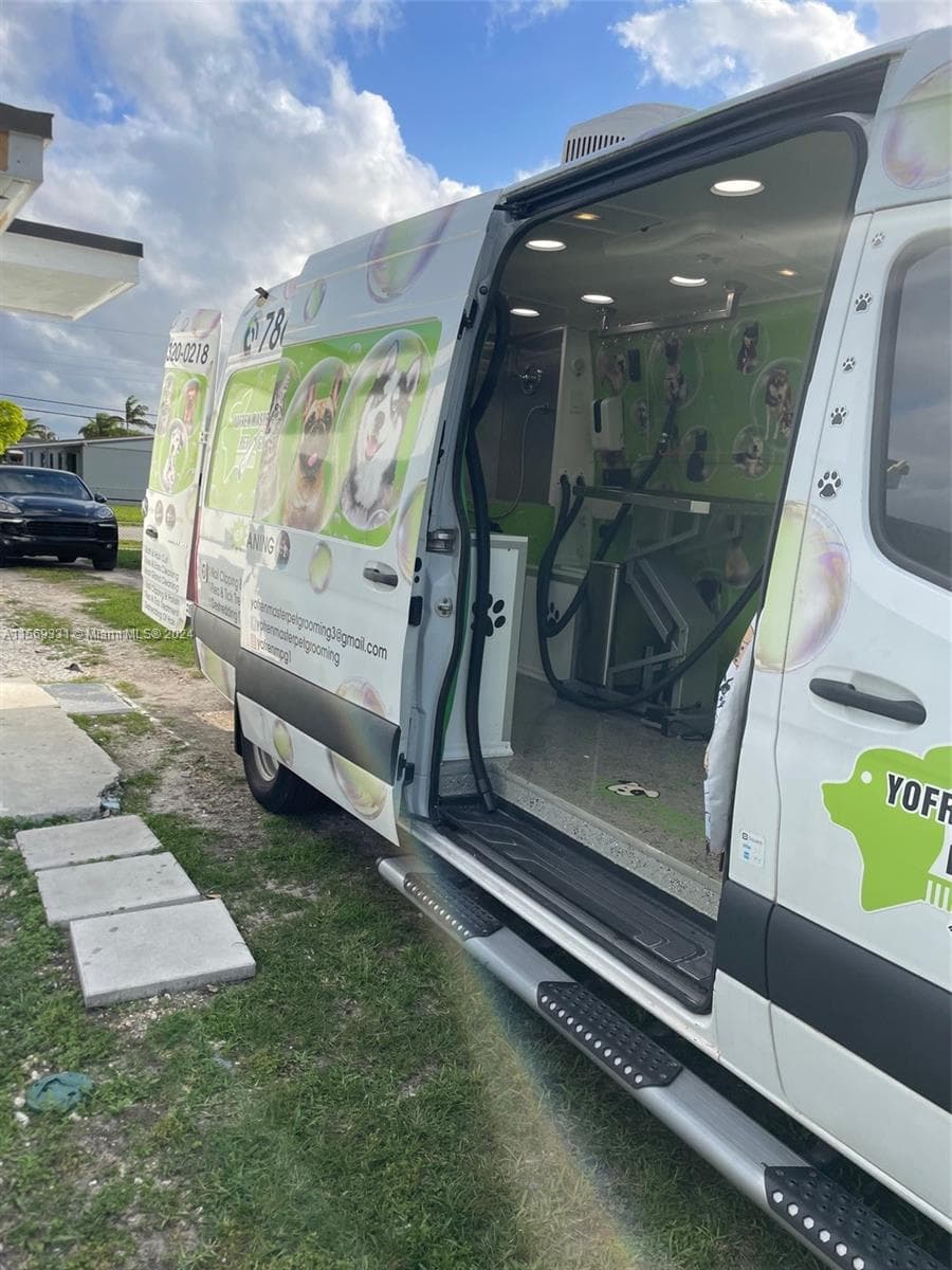 Thriving Mobile Pet Grooming Business with Established Routes