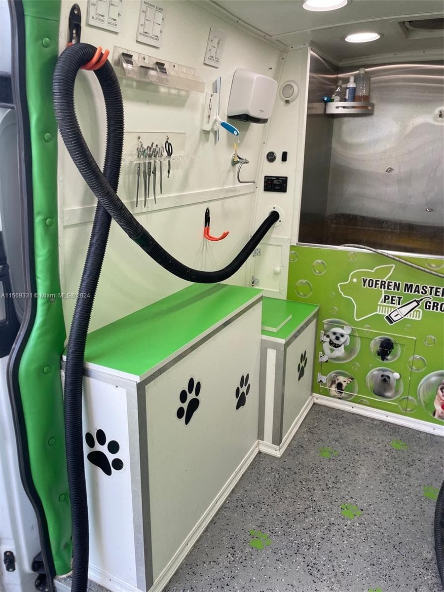 Thriving Mobile Pet Grooming Business with Established Routes