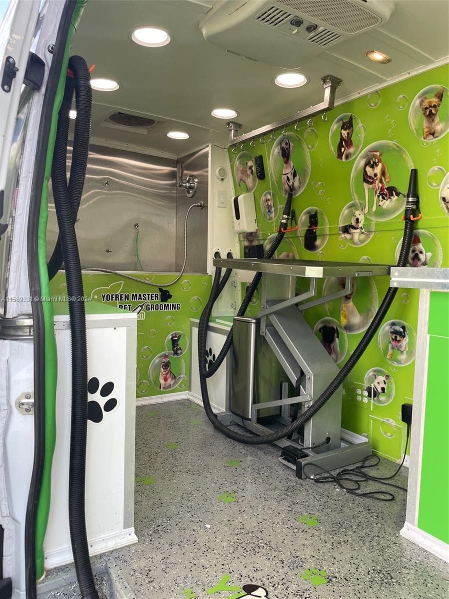 Thriving Mobile Pet Grooming Business with Established Routes