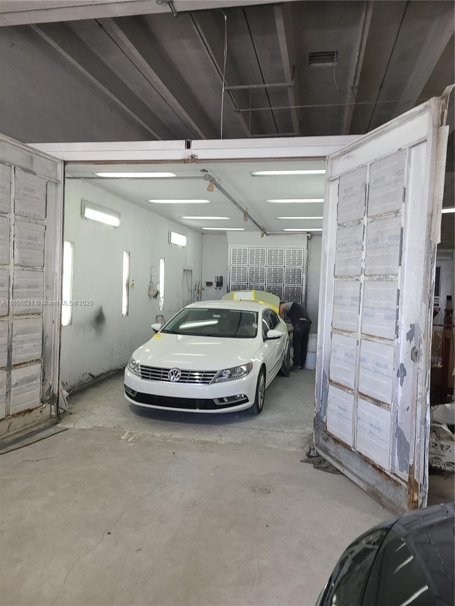 Established Auto Body Shop with Turnkey Operations