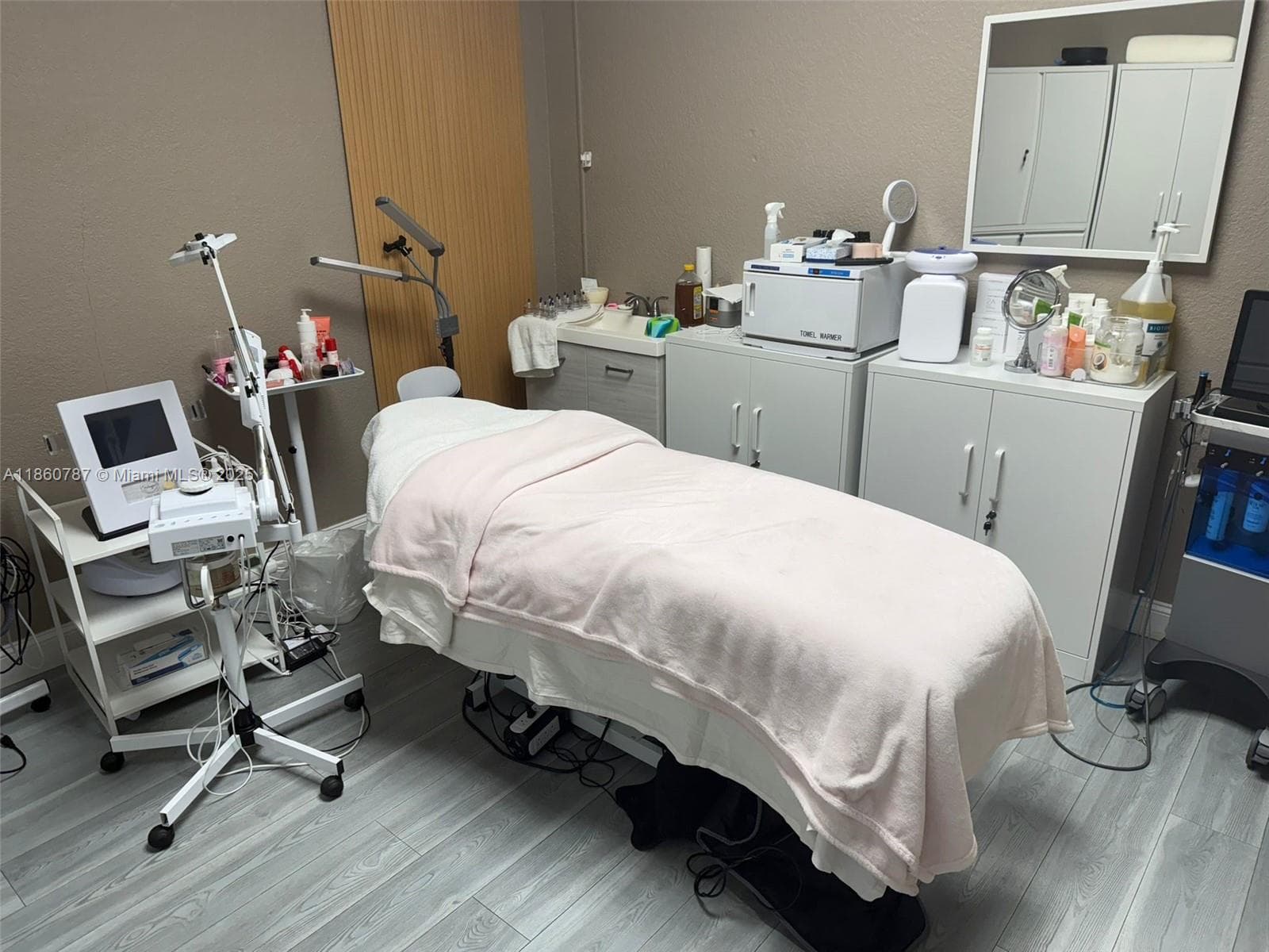 Thriving Beauty Salon with Strong Customer Base