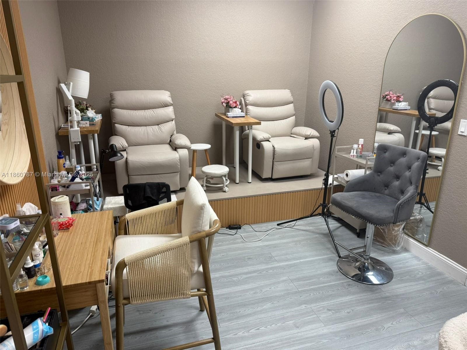 Thriving Beauty Salon with Strong Customer Base