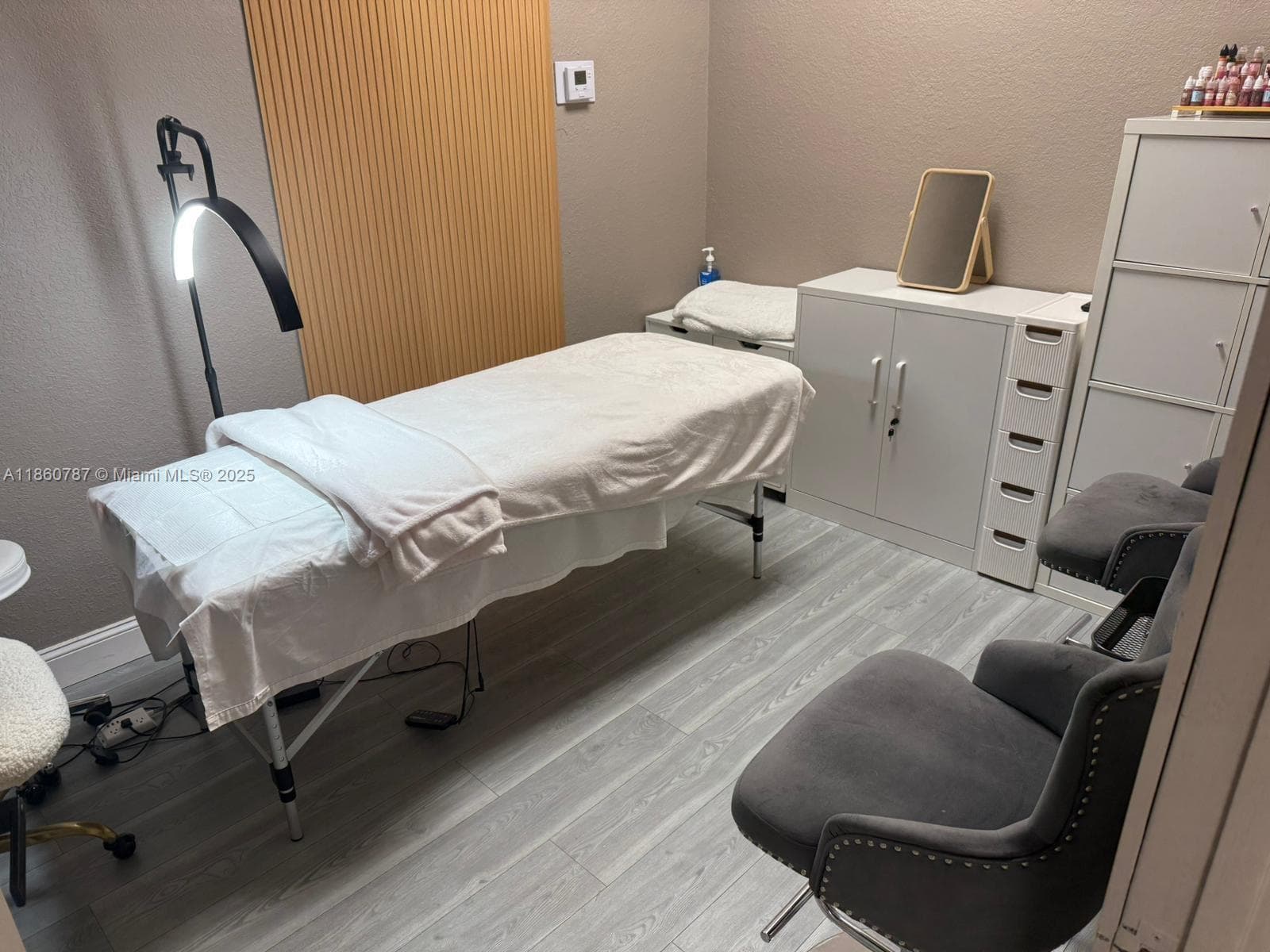 Thriving Beauty Salon with Strong Customer Base