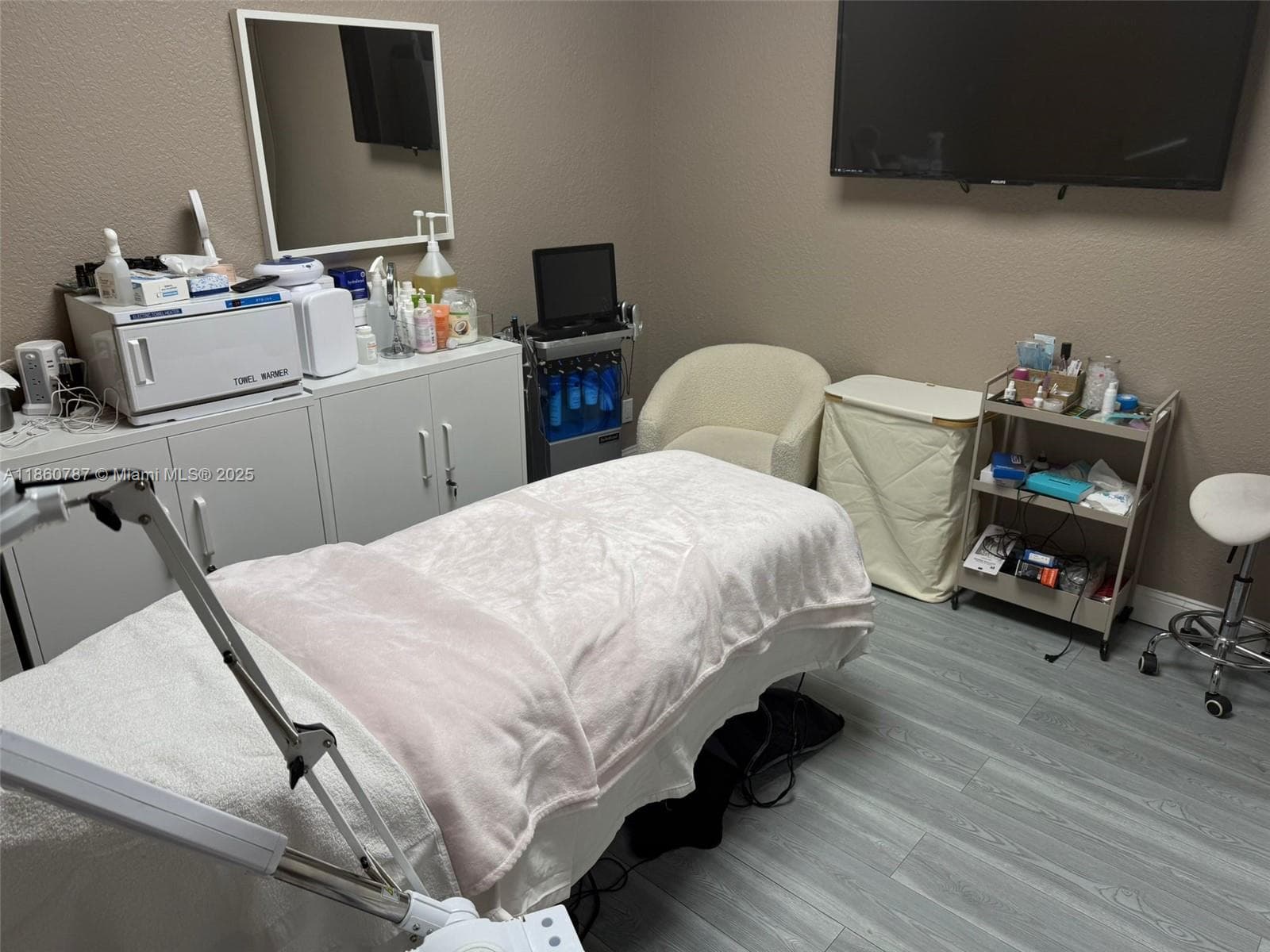 Thriving Beauty Salon with Strong Customer Base