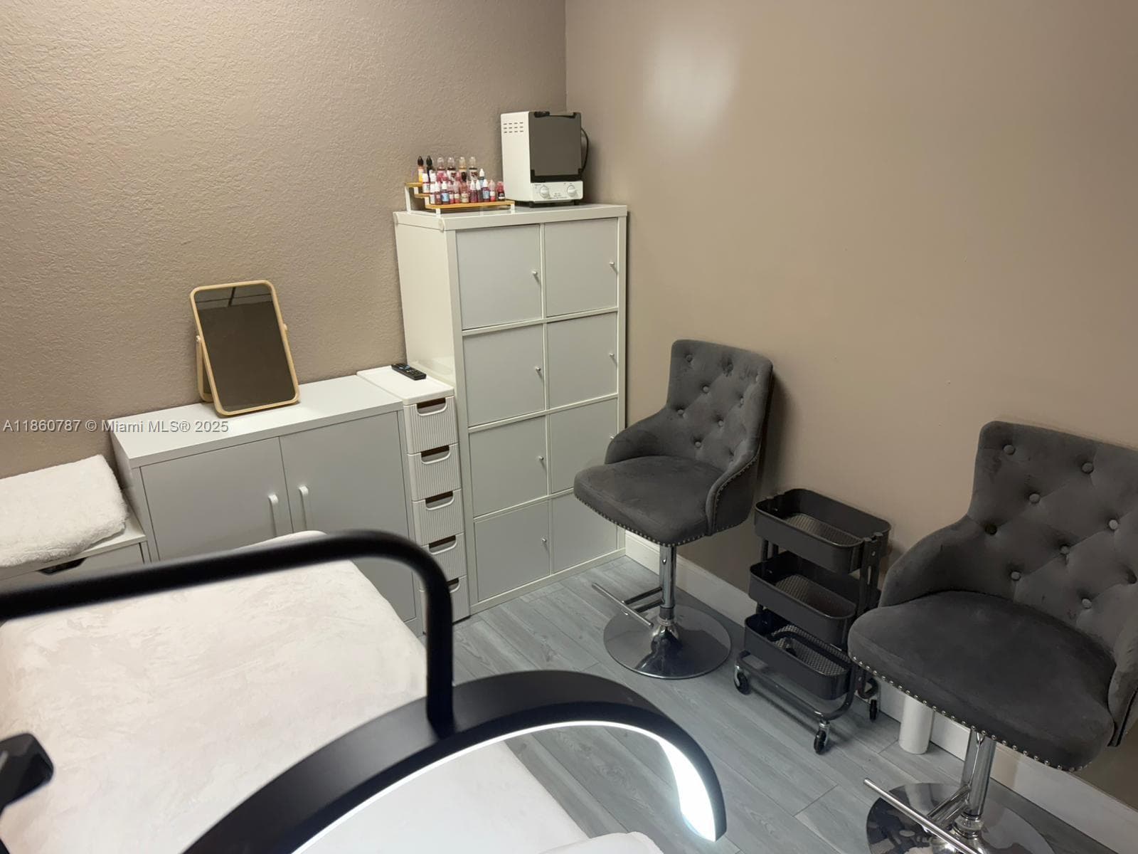 Thriving Beauty Salon with Strong Customer Base