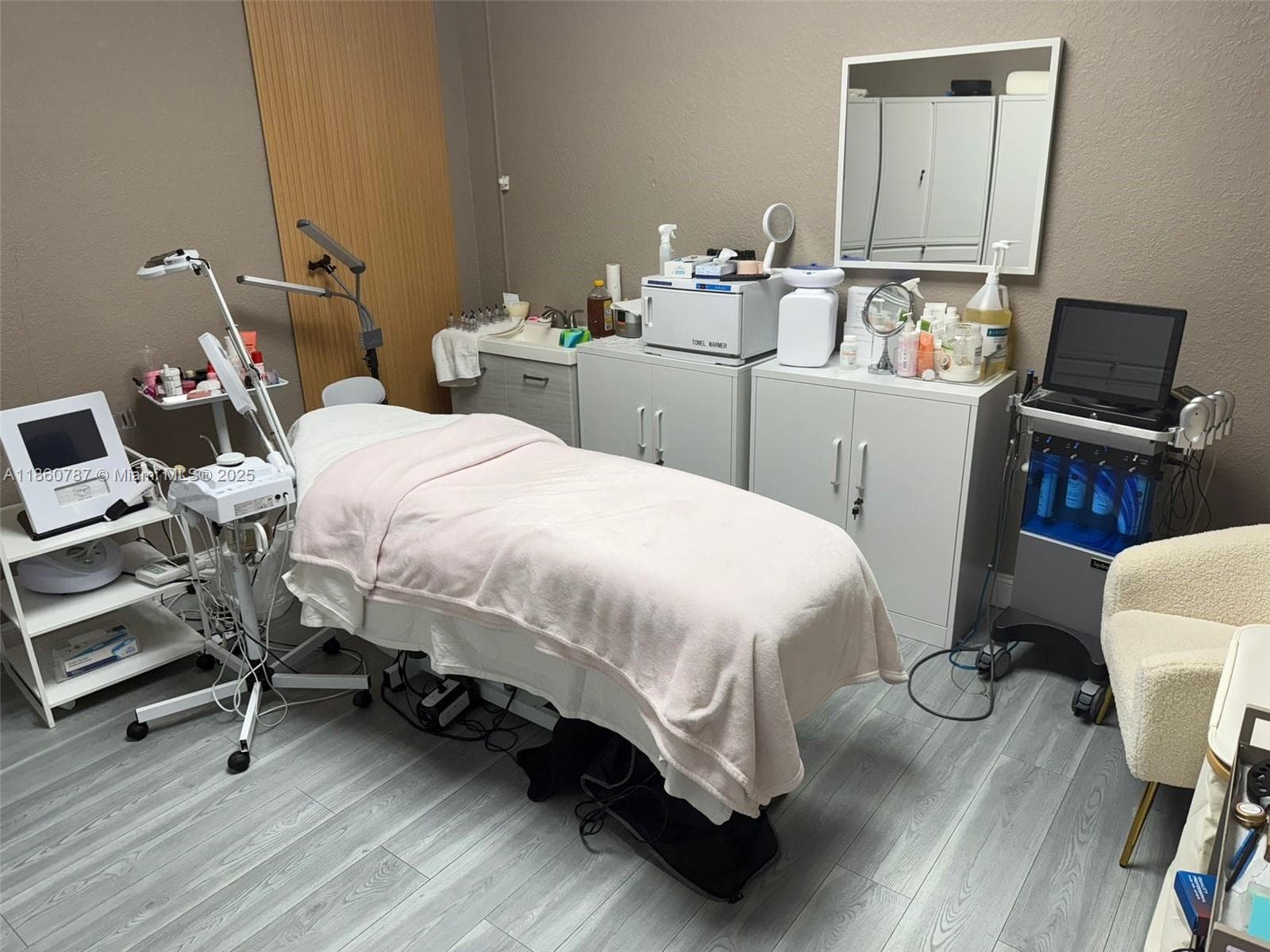 Thriving Beauty Salon with Strong Customer Base