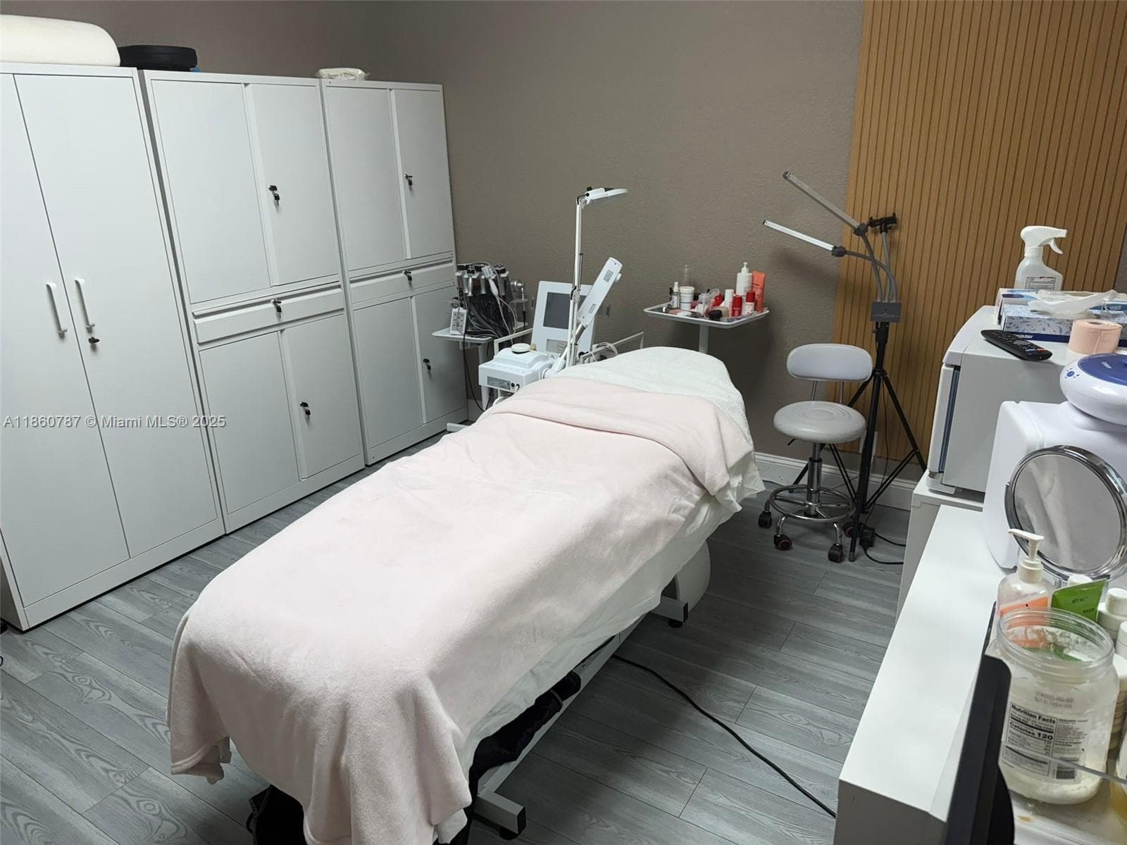 Thriving Beauty Salon with Strong Customer Base